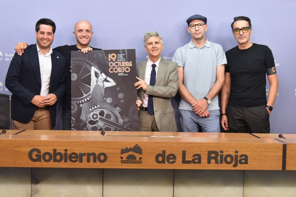 El director general de Cultura, en el centro de la imagen, ha presentado el cartel con los organizadores del festival. / NR