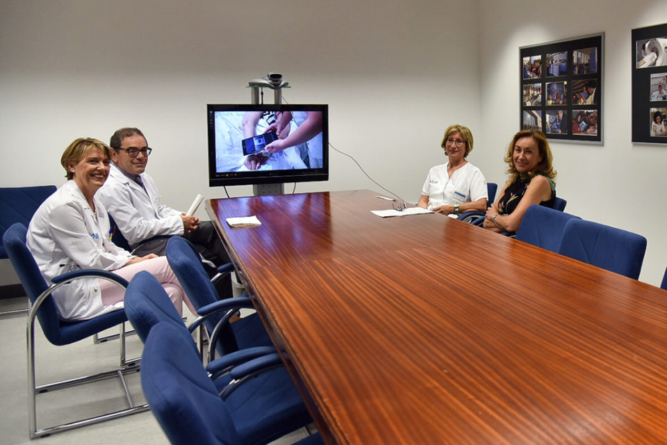 La consejera de Salud, en la imagen la primera por la derecha, se ha reunido con profesionales sanitarios que trabajan con el sistema nuevo. / NR