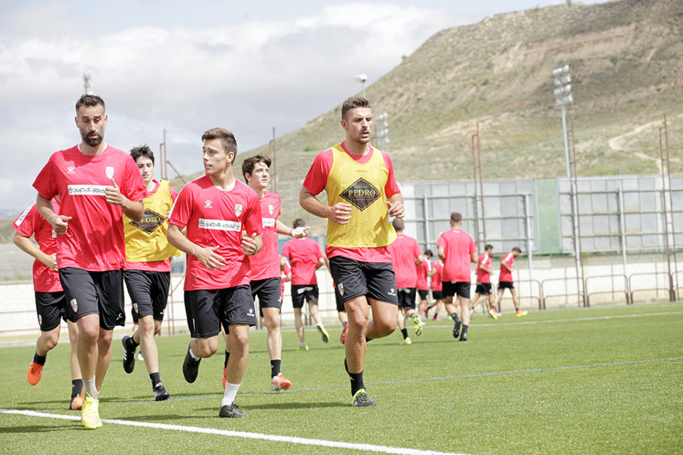Miguel y Fermín tiran del ‘pelotón’ junto a Pazó en el primer entrenamiento del pasado año. Los porteros volverán a ejercitarse hoy. / CLARA LARREA