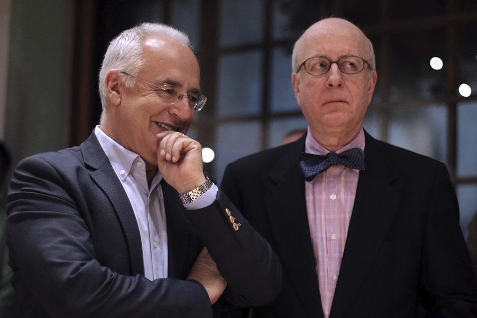 José Ignacio Ceniceros, con el embajador de España en Chile, Carlos Robles Fraga . / Efe