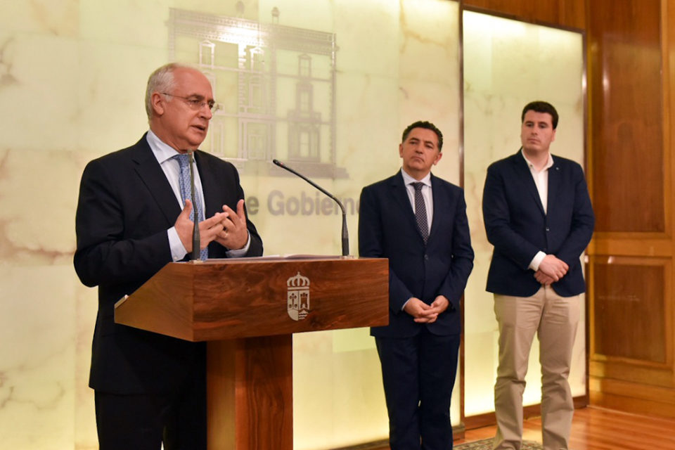 El presidente del Gobierno ha presentado el Plan junto al consejero de Fomento (en el centro de la imagen) y el director general de Política Territorial. / NR