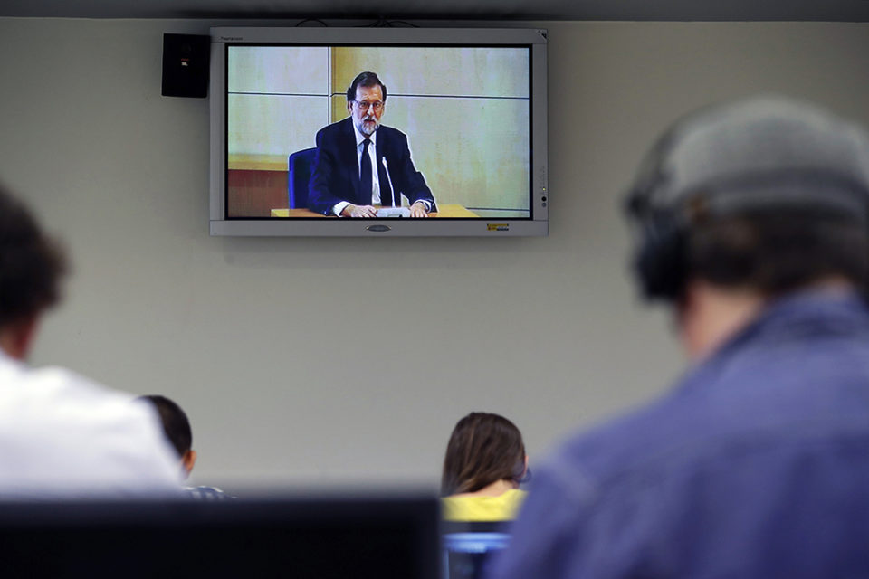 Imagen del monitor de la sala de prensa de la Audiencia Nacional de Mariano Rajoy declarando en el juicio. / Efe