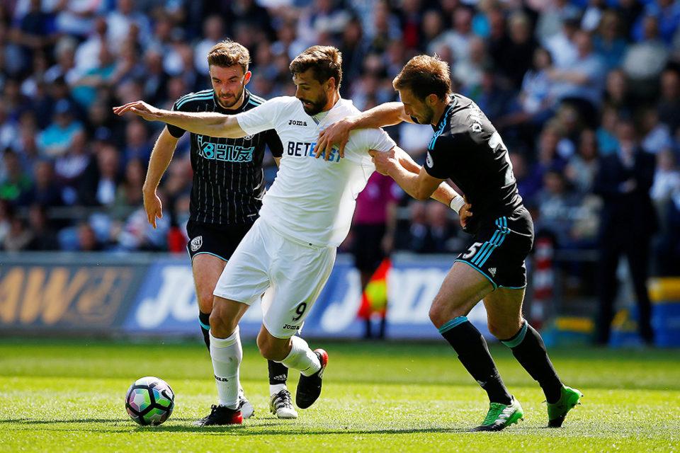 Llorente festeja un gol con el Swansea frente al West Bromwich Albion. El rinconero sumó quince el pasado año. / SWANSEA CITY