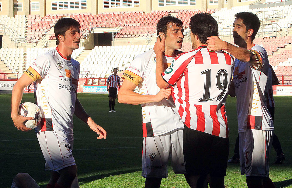 Imagen del partido de la UDL-Mirandés de la temporada 2011-12. En la imagen, Aitor Blanco protesta con Manu García. / RIOJAPRESS