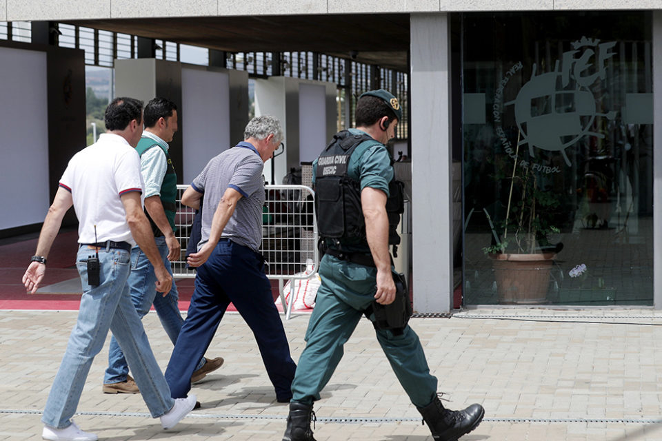 Villar, el pasado martes, llega a la sede de la Federación Española de Fútbol acompañado de agentes de la Guardia Civil. /EFE