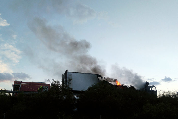 Arde un camión en la autopista