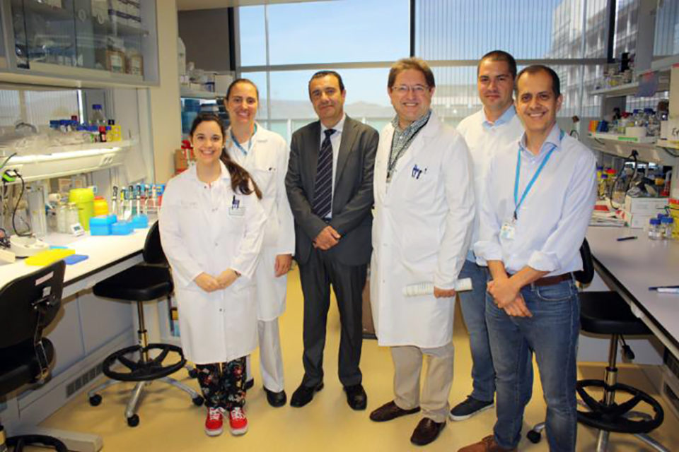 Científicos del CIBIR que han llevado a cabo la investigación con el director gerente de la Fundación Rioja Salud, Javier Aparicio. / NR