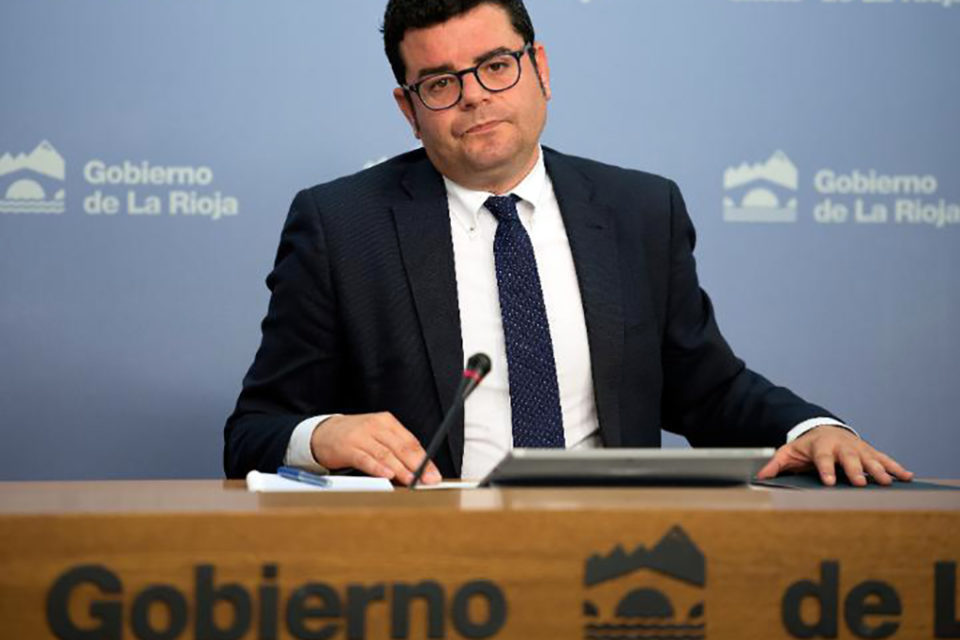 El consejero de Administración Pública y Hacienda, que ha sustituido a la portavoz Begoña Martínez, ha informado de los asuntos aprobados por el Consejo de Gobierno. / NR