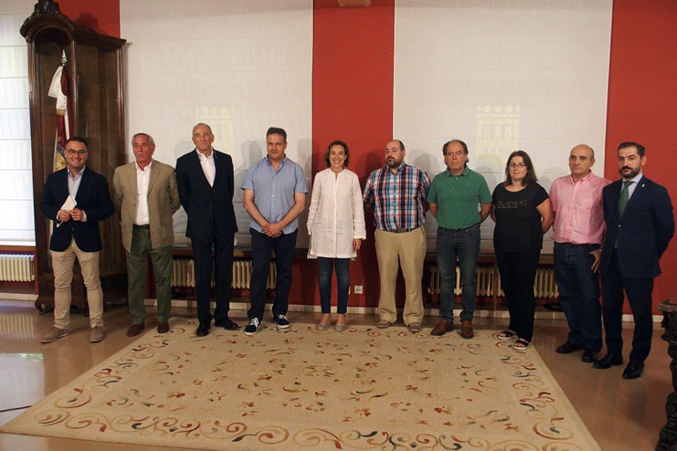 La alcaldesa, en el centro de la imagen, junto a los representantes de los ocho clubes deportivos que recibirán financiación municipal. / NR