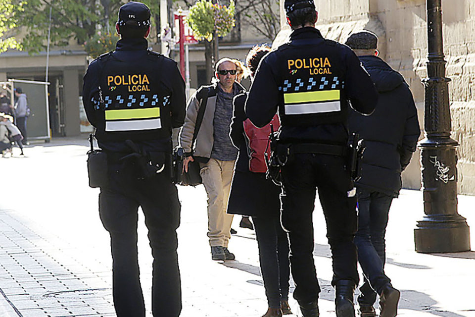 Dos policías locales patrullan por el centro histórico de Logroño. / NR