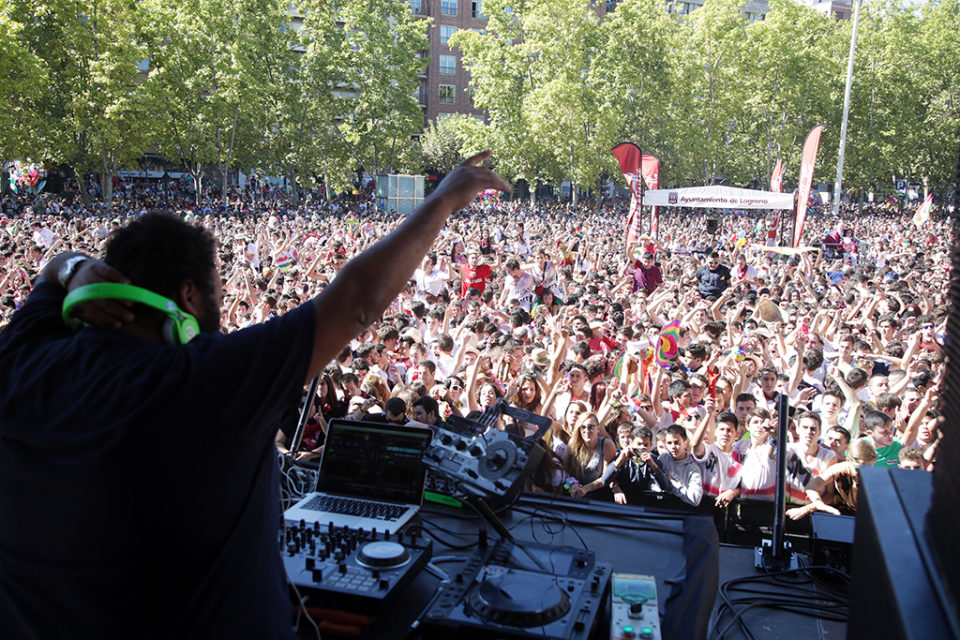 Carlos Jean anima a los logroñeses a bailar en la plaza del Ayuntamiento tras el disparo del cohete. / Clara Larrea