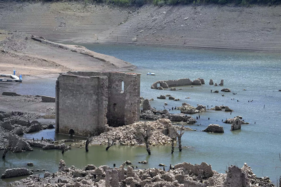 El antiguo pueblo de Mansilla, visible ante la escasez de agua en el pantano. / Diana Martínez