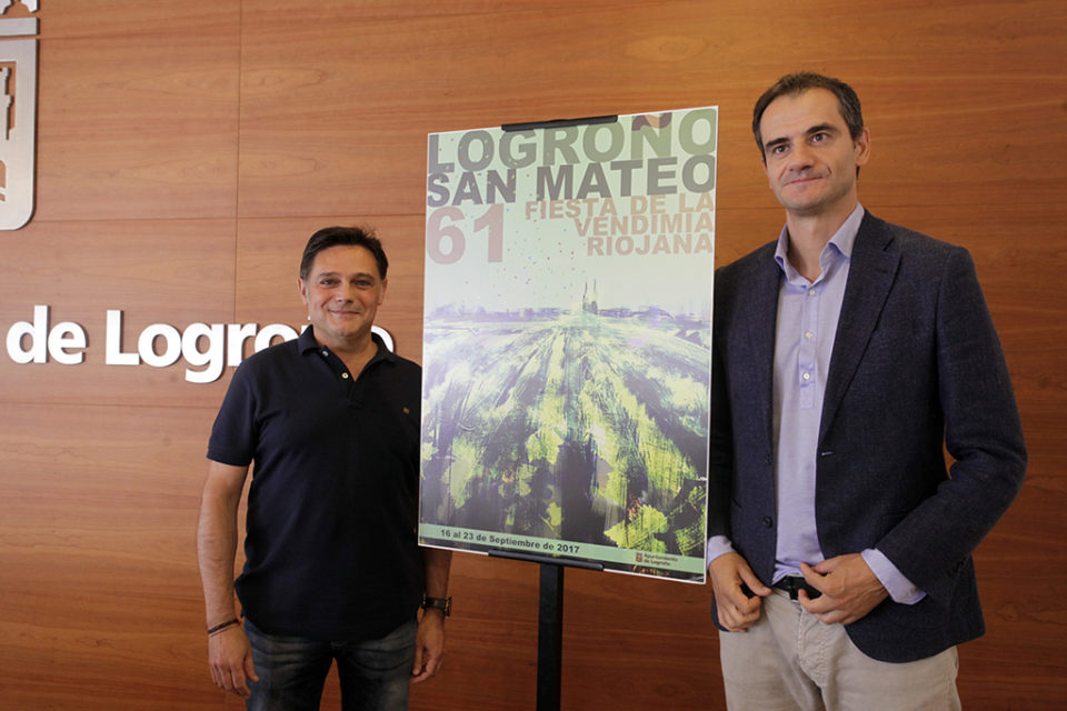 Manuel Romero y Miguel Sáinz, junto al cartel ganador. / Ingrid