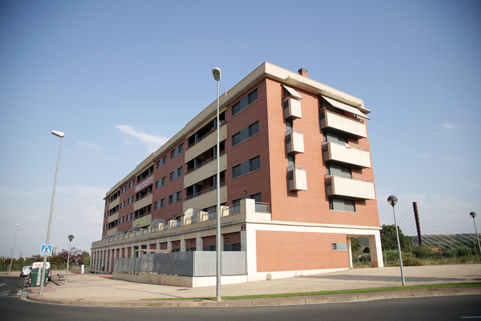 Bloque de viviendas en la calle Tudela, Los Lirios, donde Sareb tiene a la venta pisos. / Clara Larrea