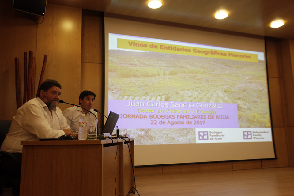El vicepresidente de la Asociación, Juan Carlos Sancha (primero por la izquierda), durante su intervención. / Ingrid