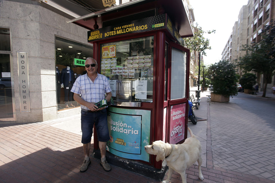 Alfonso Muñoz, vendedor de los cupones premiados, junto al quiosco de Doctores Castroviejo. / Ingrid