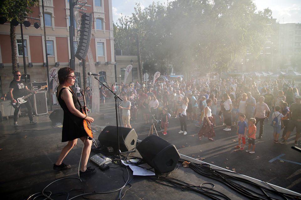 El grupo riojano Sonic Sisters ofreció el jueves el concierto inaugural en El Revellín. / Clara Larrea