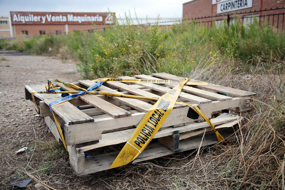 El pozo de registro al que cayó la mujer fue protegido ayer hasta que se restituya la tapa. / CLARA LARREA