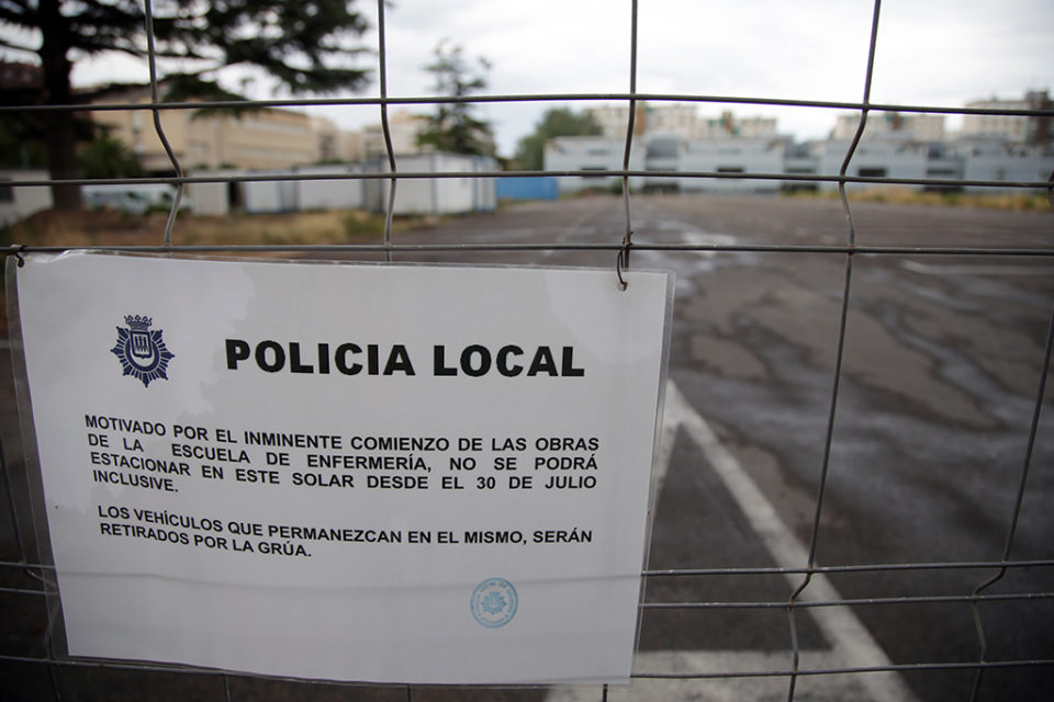 Un aviso de la Policía Local advierte de la imposibilidad de aparcar en el solar por el inminente inicio de las obras. /CLARA LARREA