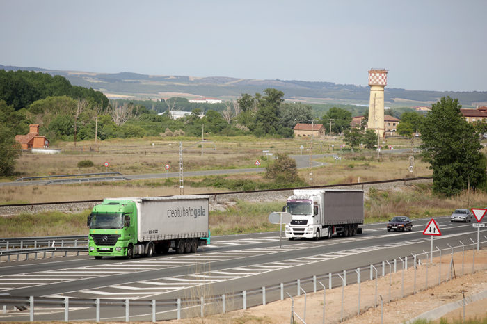 Cuevas confía en firmar en septiembre el convenio para desviar el tráfico pesado de la N-232 a la autopista