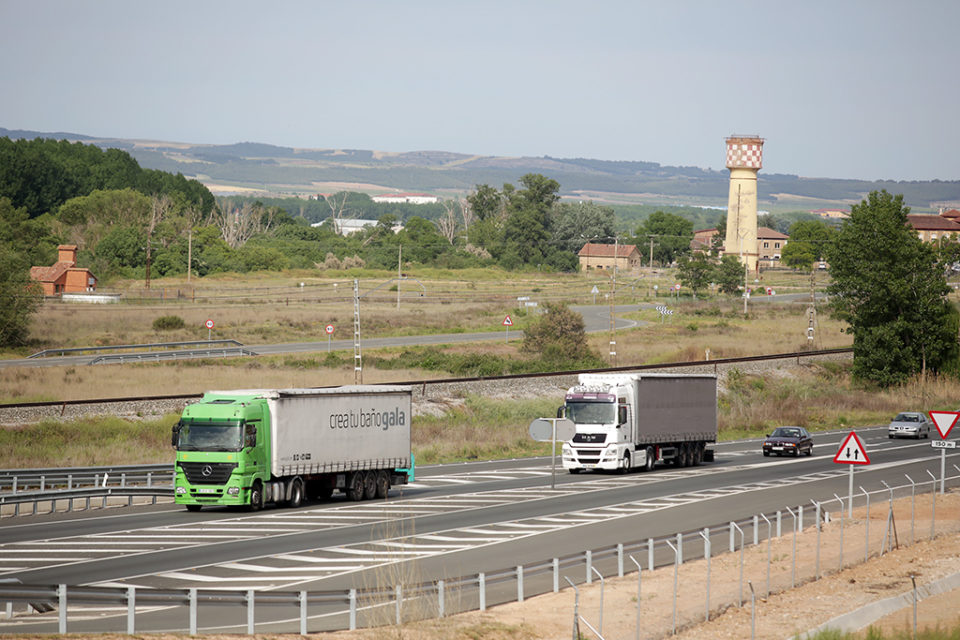 Camiones en la N-232 en la zona de Agoncillo. /Clara Larrea