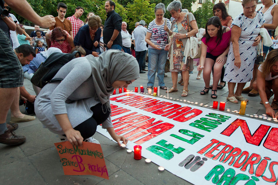 Varios ciudadanos encienden velas en la concentración celebrada el domingo en la Plaza del Mercado para recordar a las víctimas de los atentados de Barcelona y Cambrils. / Abel Alonso (Efe)