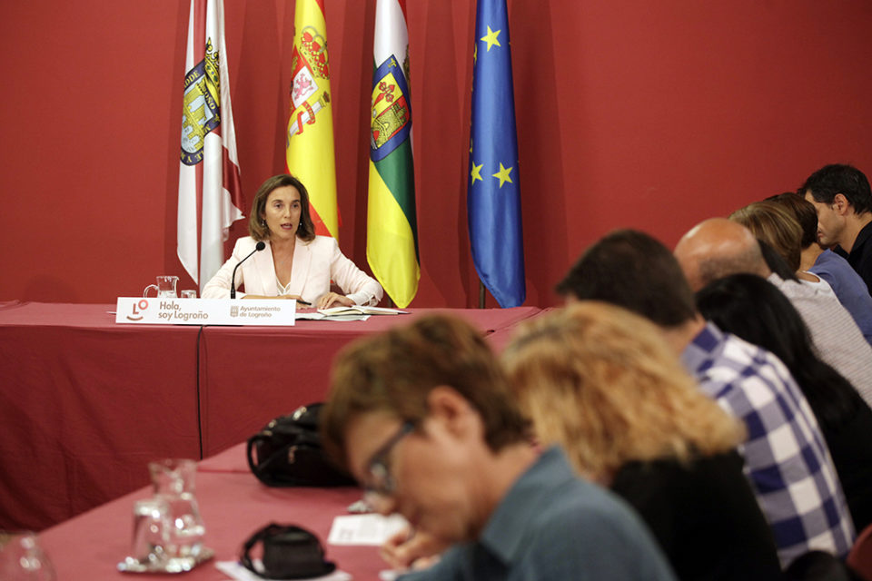 Cuca Gamarra explica sus planes a los periodistas. / INGRID