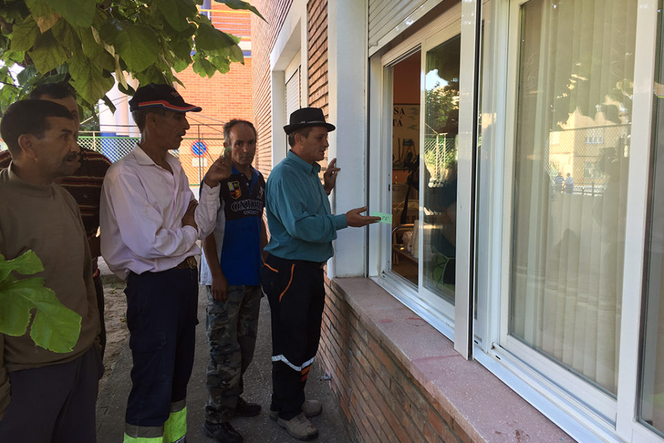 Temporeros en el centro de atención de Alfaro, en una imagen correspondiente a la campaña del año pasado. /Cáritas