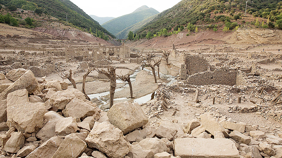 El histórico estiaje que sufre el embalse de Mansilla ha dejado imágenes como ésta. /Raquel Manzanares (Efe)