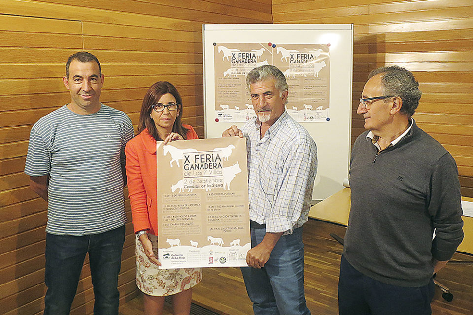 La directora general de Agricultura y Ganadería, con el alcalde de Canales y representantes ganaderos de la zona. / NR