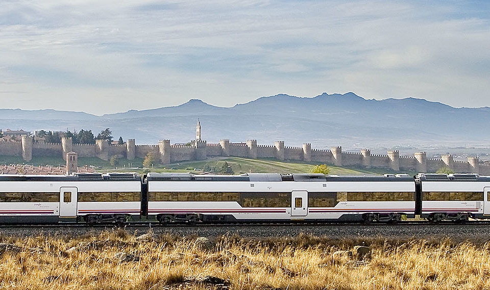 La compañía Renfe amplía su horizonte y propone a sus usuarios viajes en tren, pero también experiencias turísticas completas que incluyen alojamiento, coches con conductor o actividades de ocio. / NR