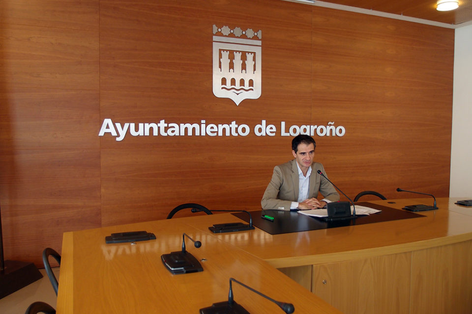 Miguel Sáinz da cuenta de los asuntos aprobados en Junta en rueda de prensa. / NR