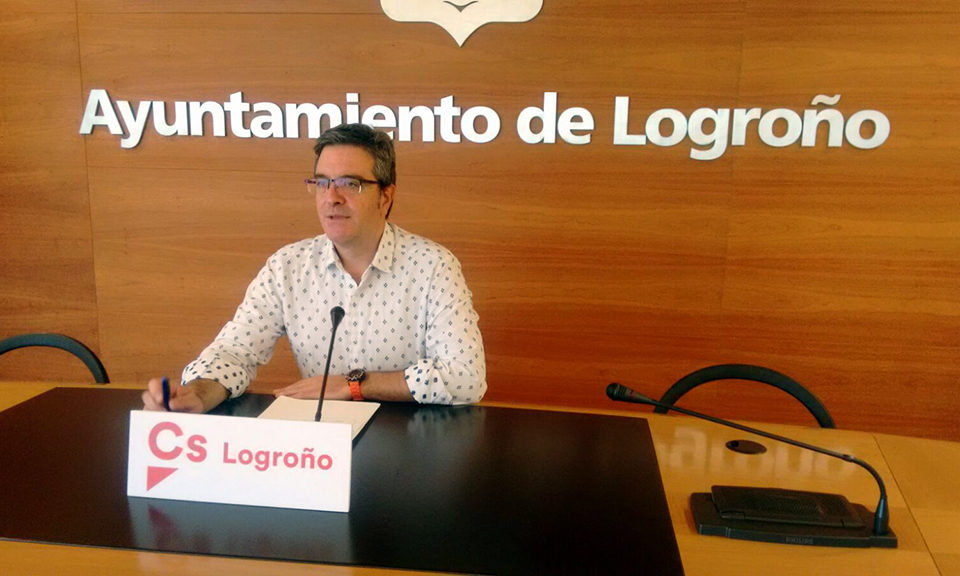 El portavoz de la formación naranja, en rueda de prensa. / NR