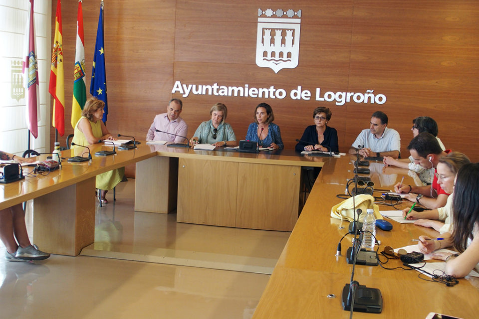 La alcaldesa detalla en rueda de prensa los recursos disponibles en Logroño para atender a los temporeros. / NR