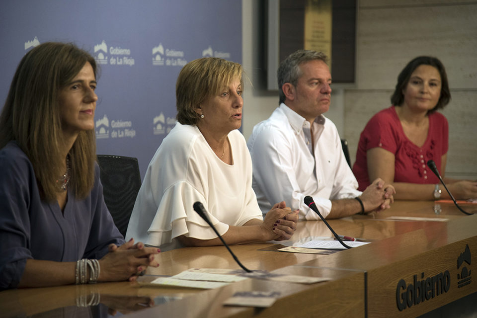 La consejera de Desarrollo Económico, segunda por la izquierda, interviene en la rueda de prensa. / NR