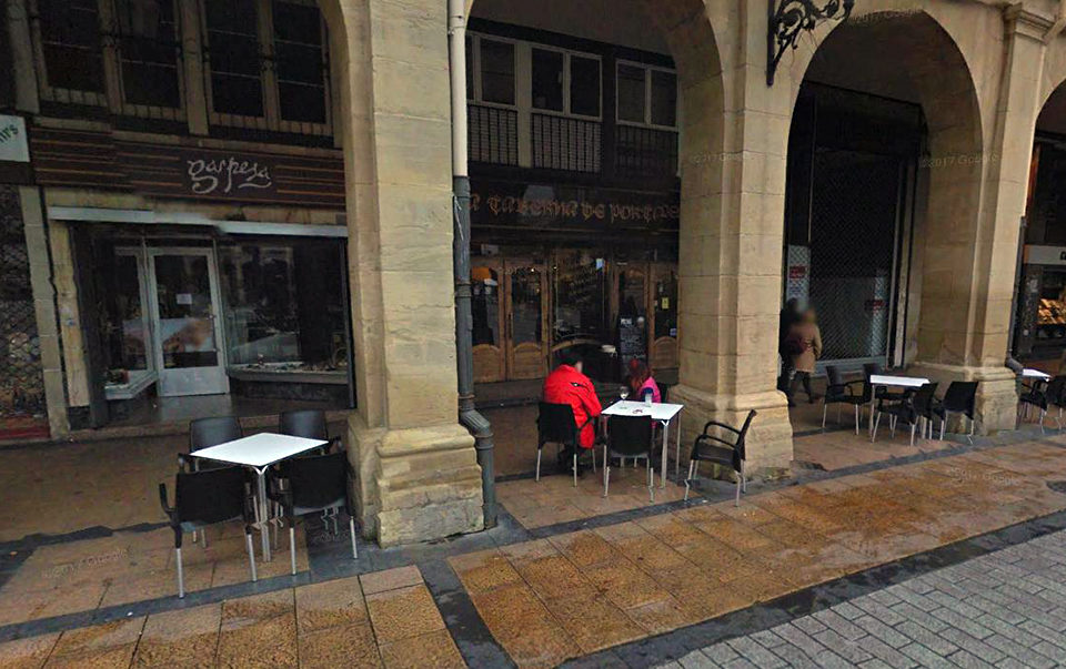 Bar de la calle Portales que ha resultado afectado por el incendio. / NR