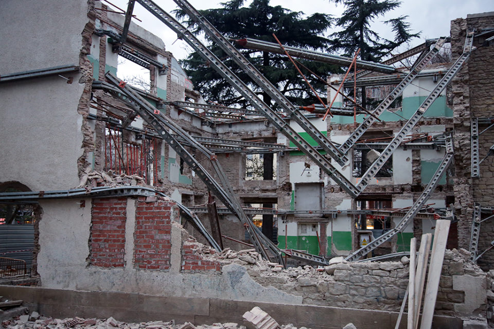Escombros del edificio que iba a convertirse en la Casa del Cuento. / Clara Larrea