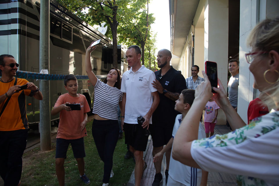 Chris Froome sale de un hotel logroñés tras comparecer en rueda de prensa. / Clara Larrea