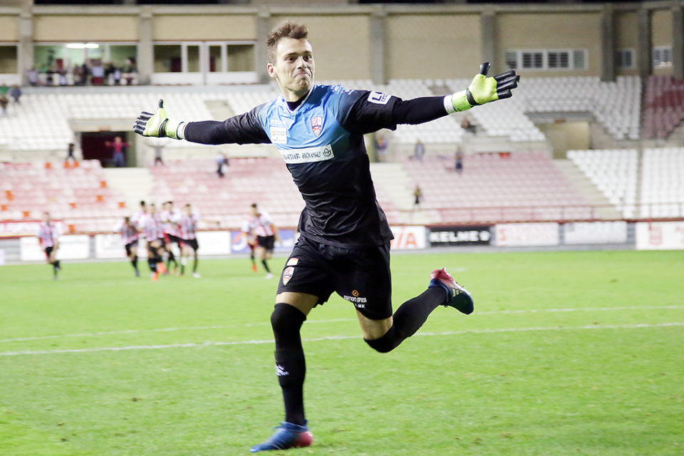 El portero de la UDL celebra el triunfo tras un partido agónico. / CLARA LARREA