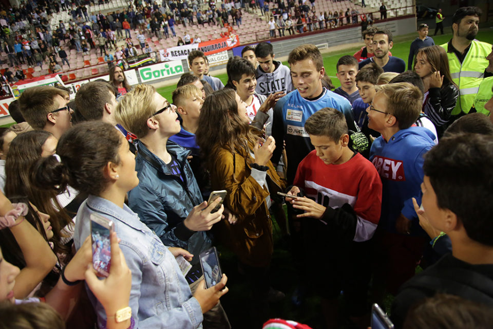 Aficionados de la UDL en el partido de Copa con el Adarve, con Sobrón, protagonista de la tanda de penaltis, en el centro. / Clara Larrea