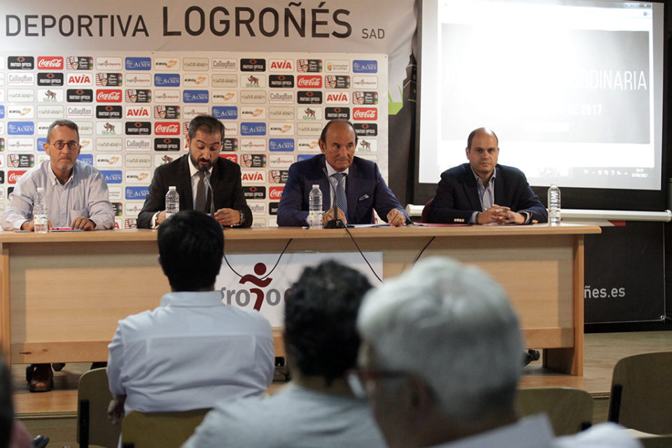 Félix Revuelta presidió la junta de accionistas de la UDL celebrada en la tarde de ayer en Las Gaunas. / Clara Larrea