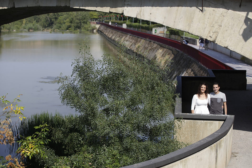 Natalia Sáez y Cristian Sarramián, los Vendimiadores de las fiestas, junto al puente de piedra. / Clara Larrea