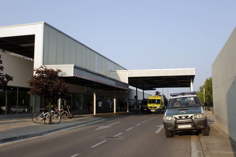 Ambulancias y un todoterreno de la Guardia Civil, estacionados frente a Urgencias del San Pedro. /CLARA LARREA