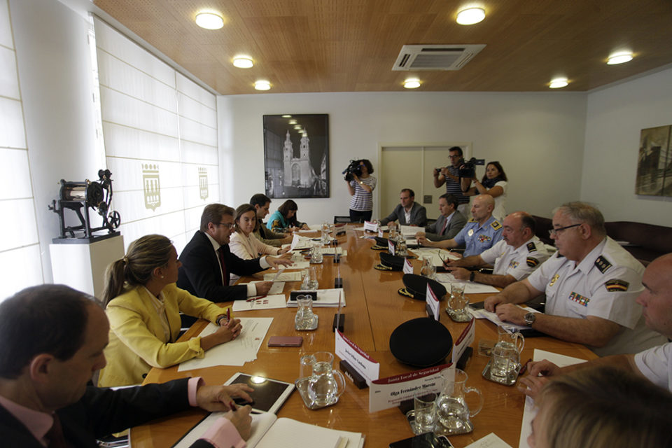 El delegado del Gobierno y la alcaldesa presiden la reunión de la Junta Local de Seguridad. / Ingrid