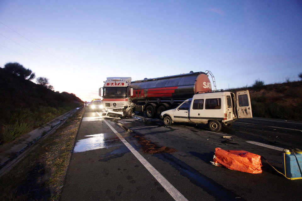 Imagen del camión y de algunos de los vehículos accidentados. / CLARA LARREA
