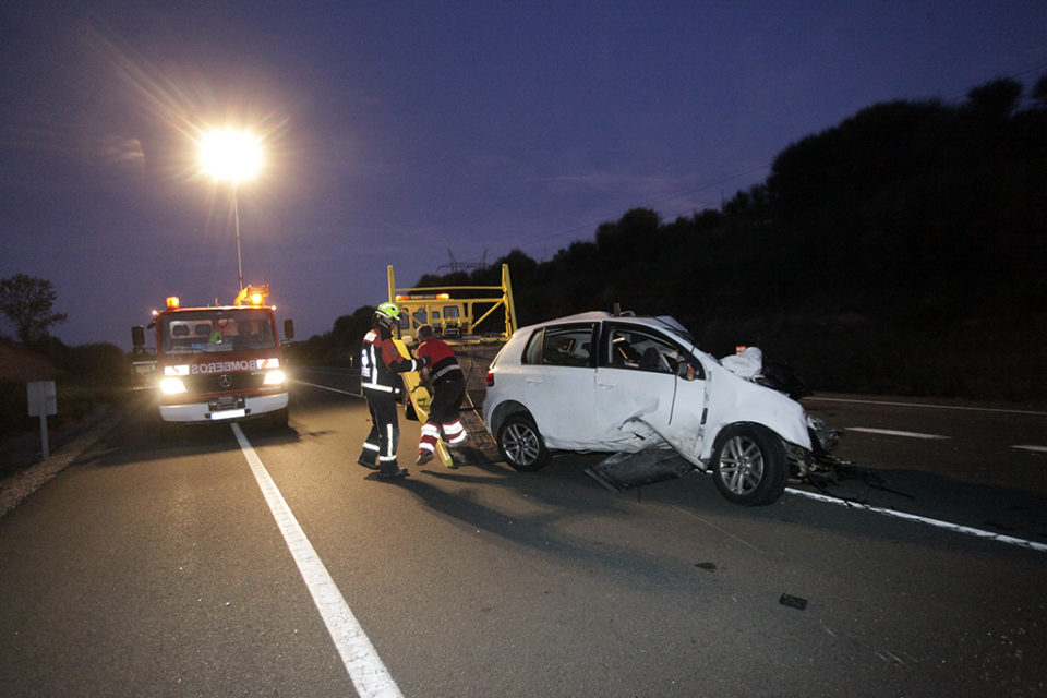 La grúa retira el vehículo que conducía el joven fallecido el martes en la N-232 cerca de Ausejo. /Clara Larrea