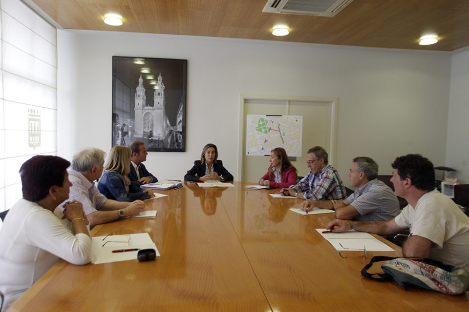 Cuca Gamarra explica a vecinos y comerciantes las obras de pacificación de la zona oeste. / Ingrid