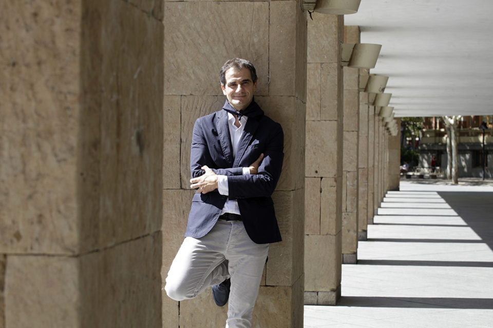 Miguel Sáinz, con el pañuelo anudado al cuello, vive estos días con la ilusión de ver cómo se materializan los actos festivos y la responsabilidad de que todo salga bien. / Ingrid