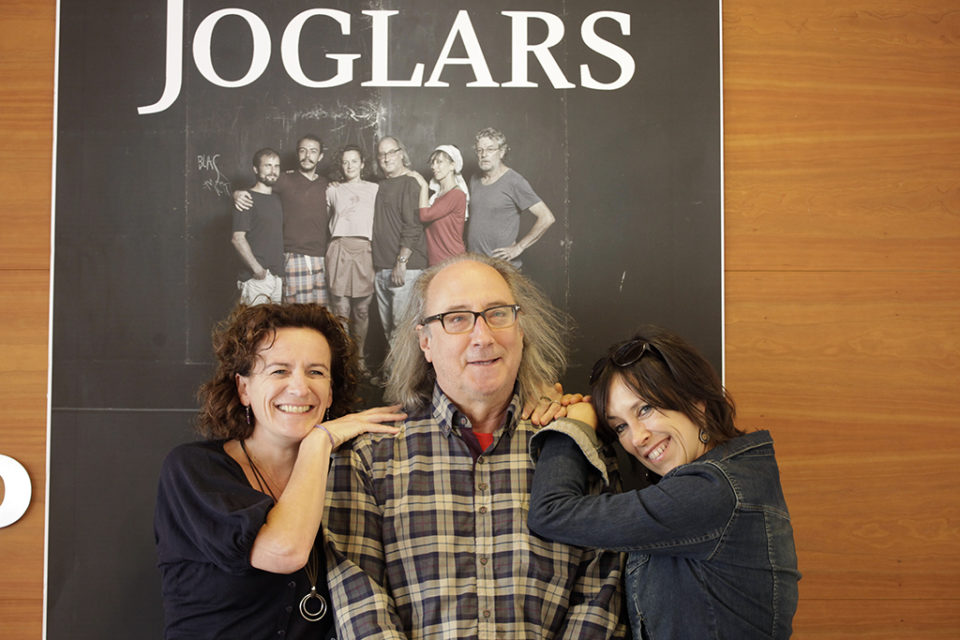 Ramón Fontseré, director de Els Joglars, con dos actrices de la compañía presentan la obra que abre la programación teatral de San Mateo. / Ingrid