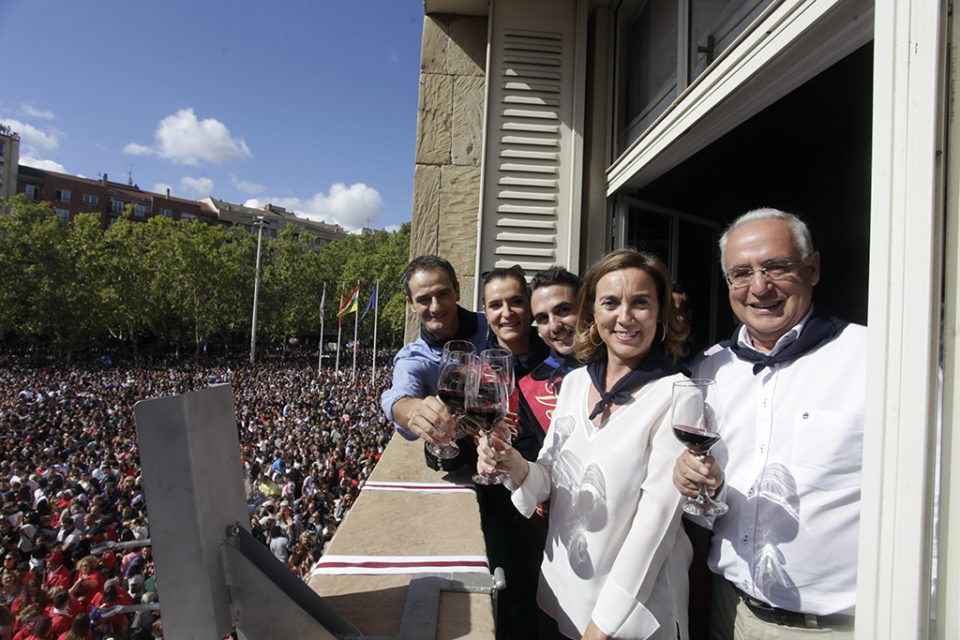 El concejal de Festejos, los vendimiadores, la alcaldesa de Logroño y el presidente del Gobierno brindan por San Mateo. / Ingrid